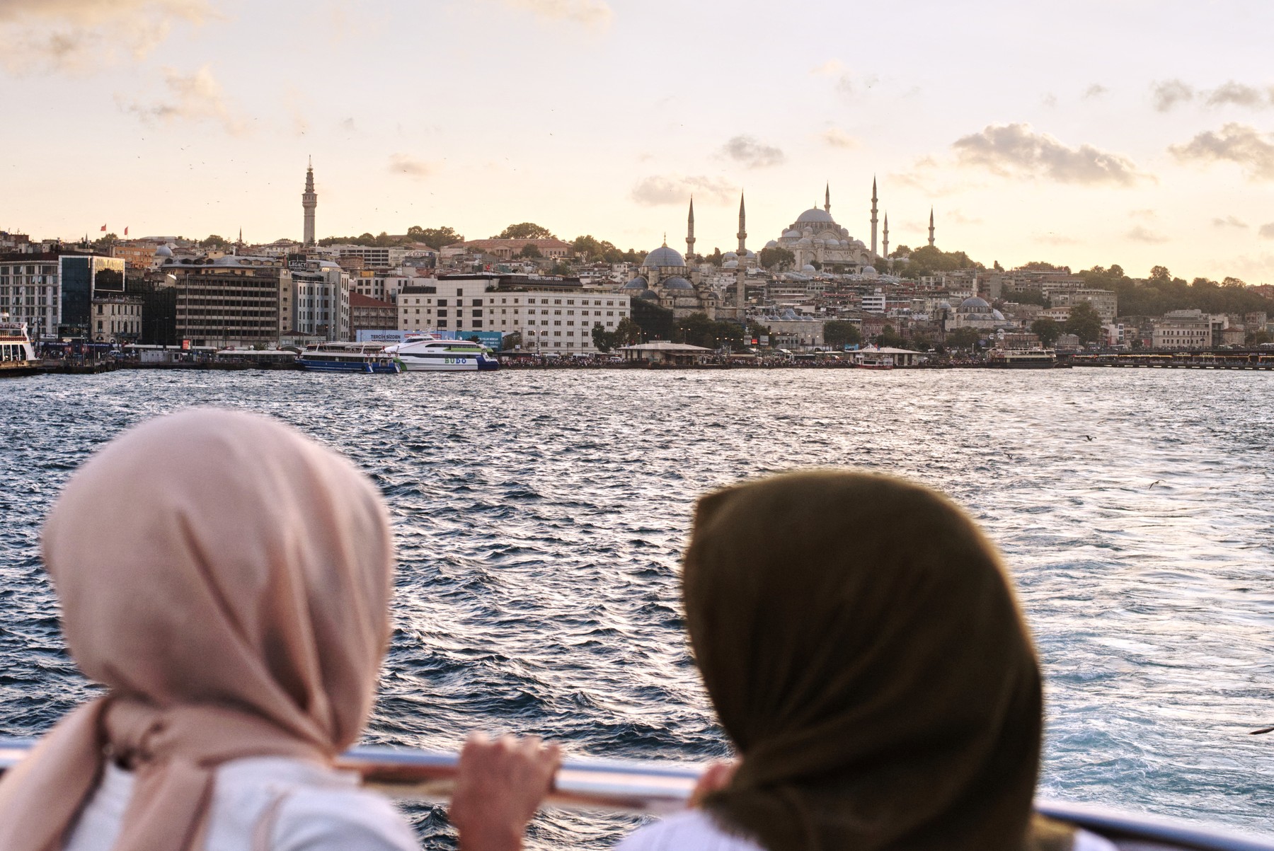 Un feribot din Istanbul este transformat în „locuință plutitoare” pentru 1.200 de sinistrați din Turcia