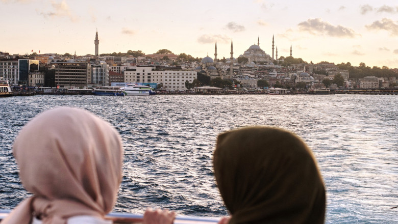 Un feribot din Istanbul este transformat în locuință plutitoare pentru sinistrați din Turcia