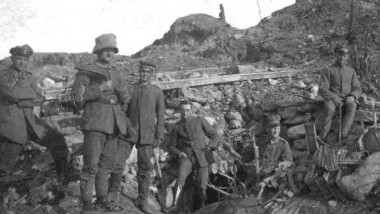 Detașament de artilerie germană care iese dintr-un tunel de pe Platoul Winterberg-California- Chemin des Dames, c.1917.