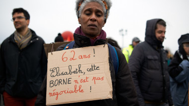 O femeie din Franța protestează față de reforma pensiilor