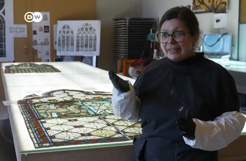 Cine este femeia care restaurează vitraliile de la catedrala Notre Dame mistuită de incendiul din 2019