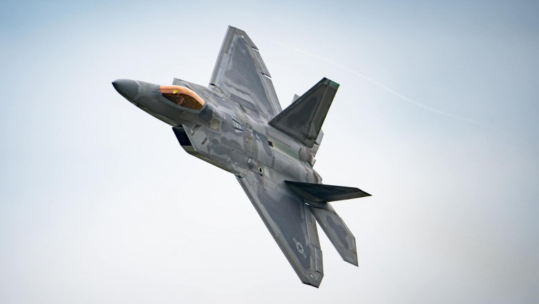 Ce se știe despre "obiectul neidentificat", doborât de un avion american în nordul Canadei. Piloții americani au spus lucruri diferite