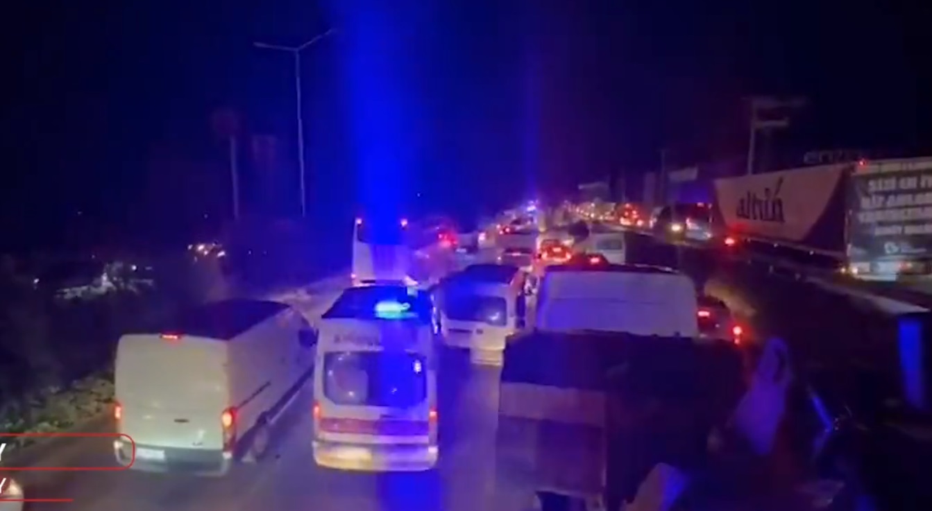 Trafic infernal în Hatay. Autostrada este ticsită de mașini, sinistrații pleacă, voluntarii vin