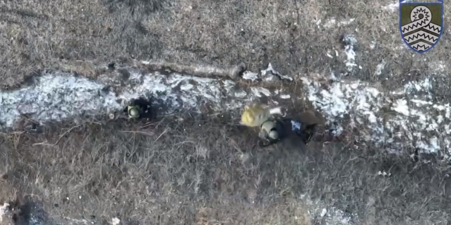 Momentul în care o grenadă explodează în capul unui soldat rus. Imaginile au fost filmate cu o dronă ucraineană