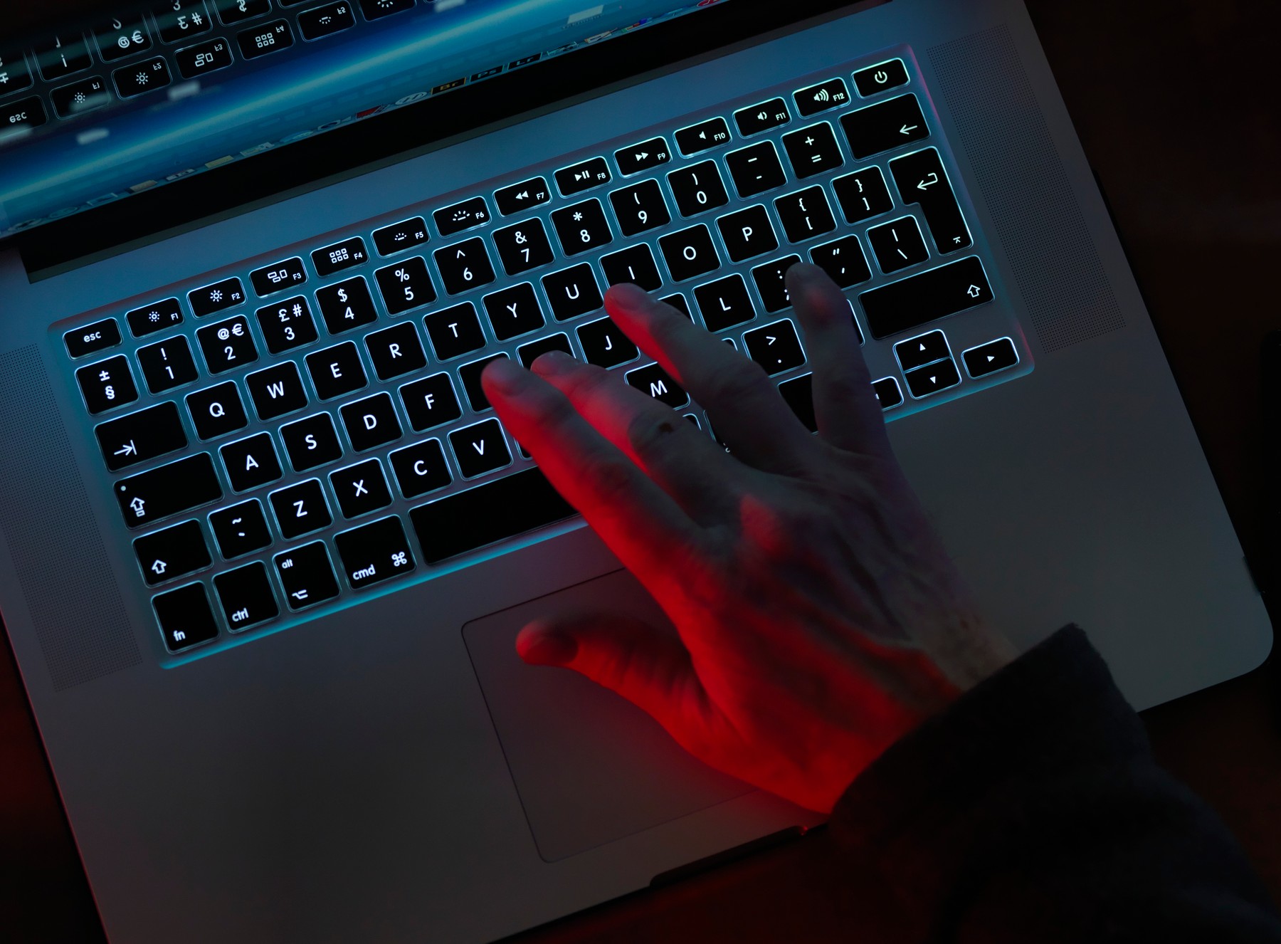 Un bărbat din Cluj a fost prins cu peste un milion de materiale pornografice cu minori