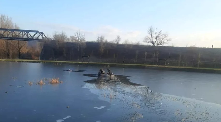 Doi copii, salvați dintr-un lac din Râmnicu Vâlcea, după ce gheața s-a rupt sub ei