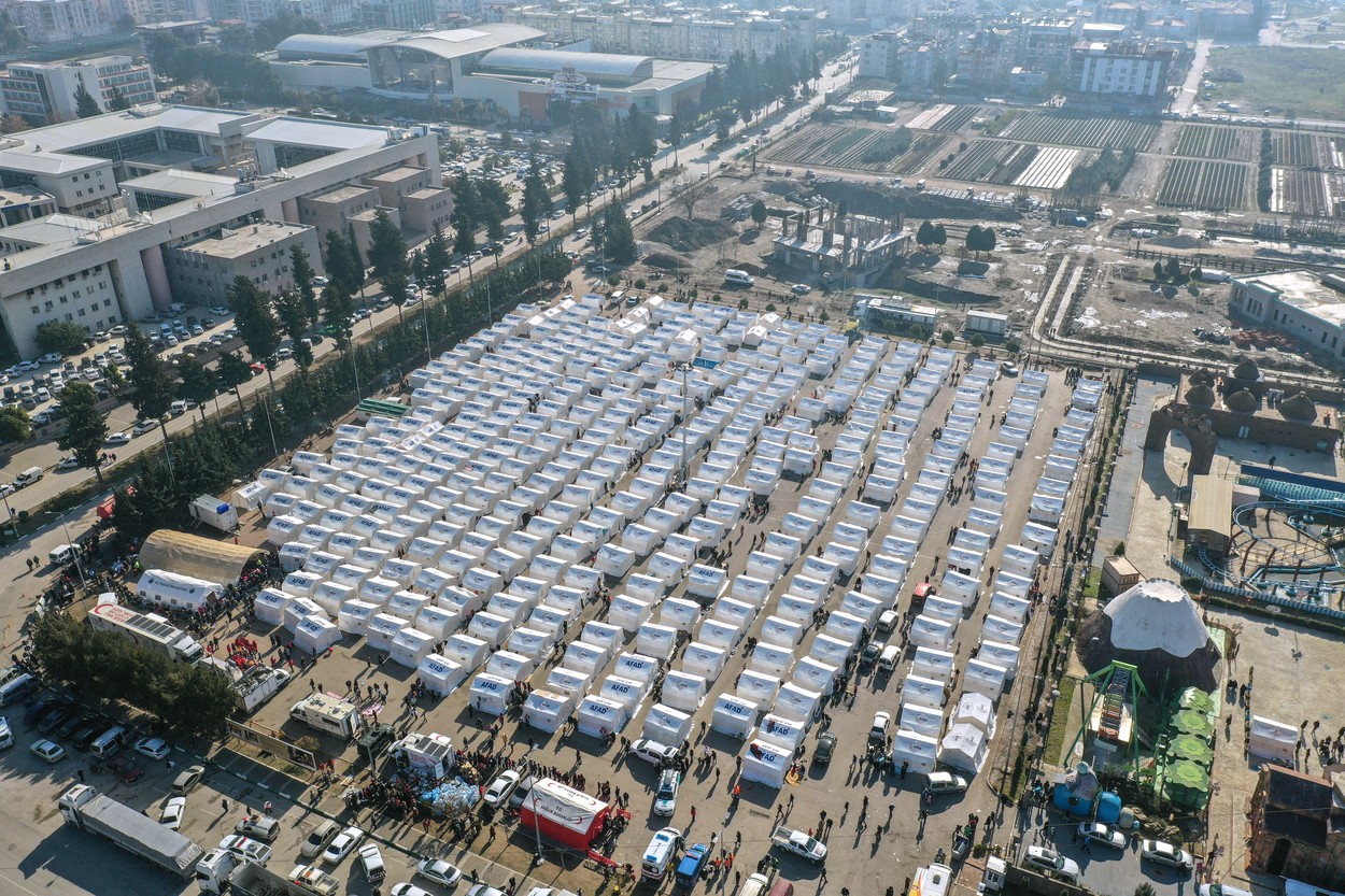 85% dintre locuitorii din Hatay au murit sau sunt răniți după cutremure. NATO trimite în Turcia 1.000 de containere pentru sinistrați