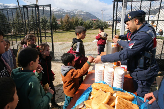 AFAD sets up tents for earthquake victim in Gaziantep