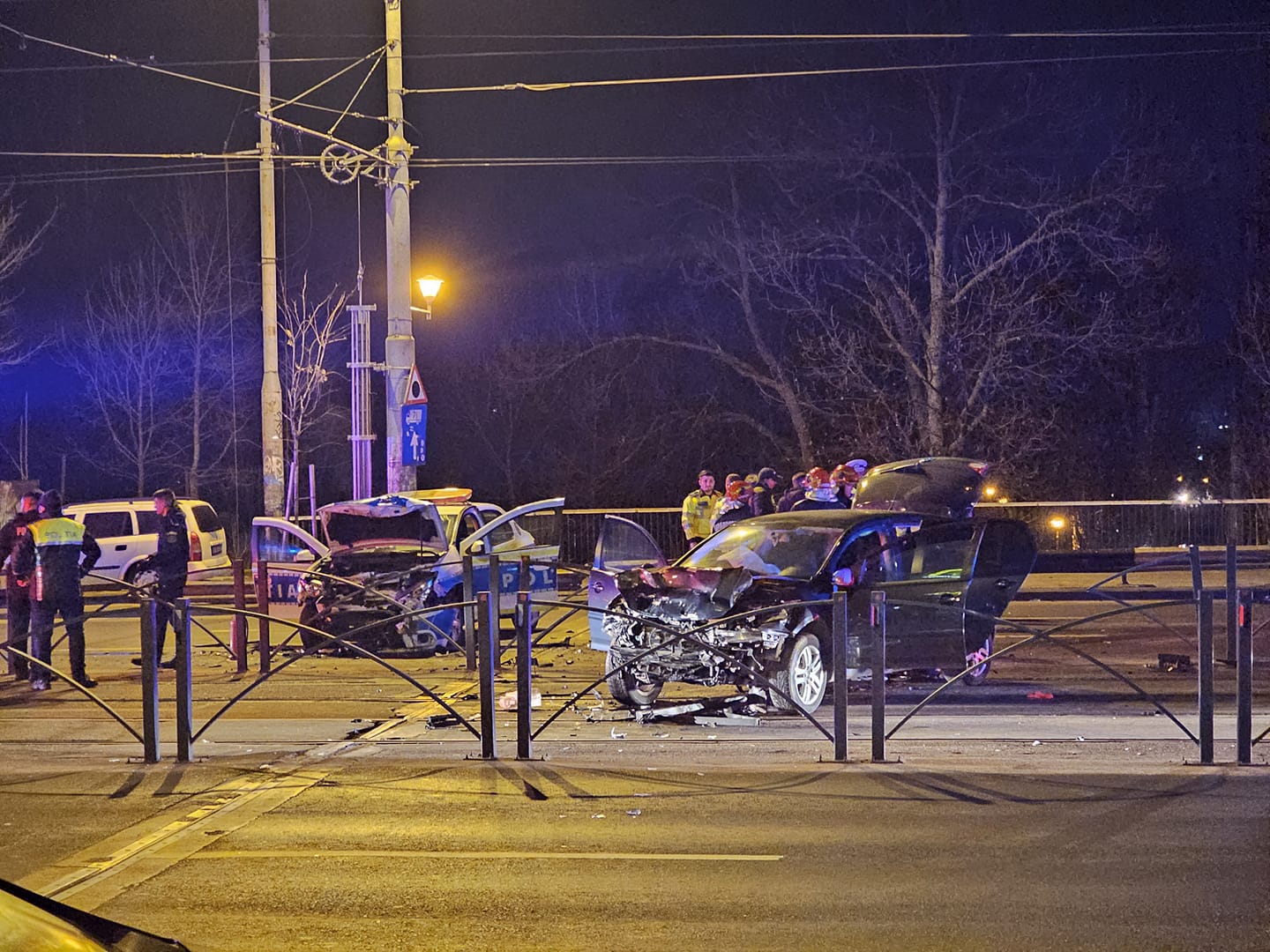 Şoferul beat şi drogat care a lovit o maşină de poliţie în București a fost reţinut. Bărbatul a rănit doi polițiști