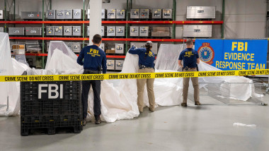 Agenți FBI inspectează resturile unui balon de spionaj chinezesc doborât de aviația americană zilele trecute.