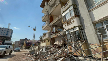 O clădire afectată de cutremurele din Turcia