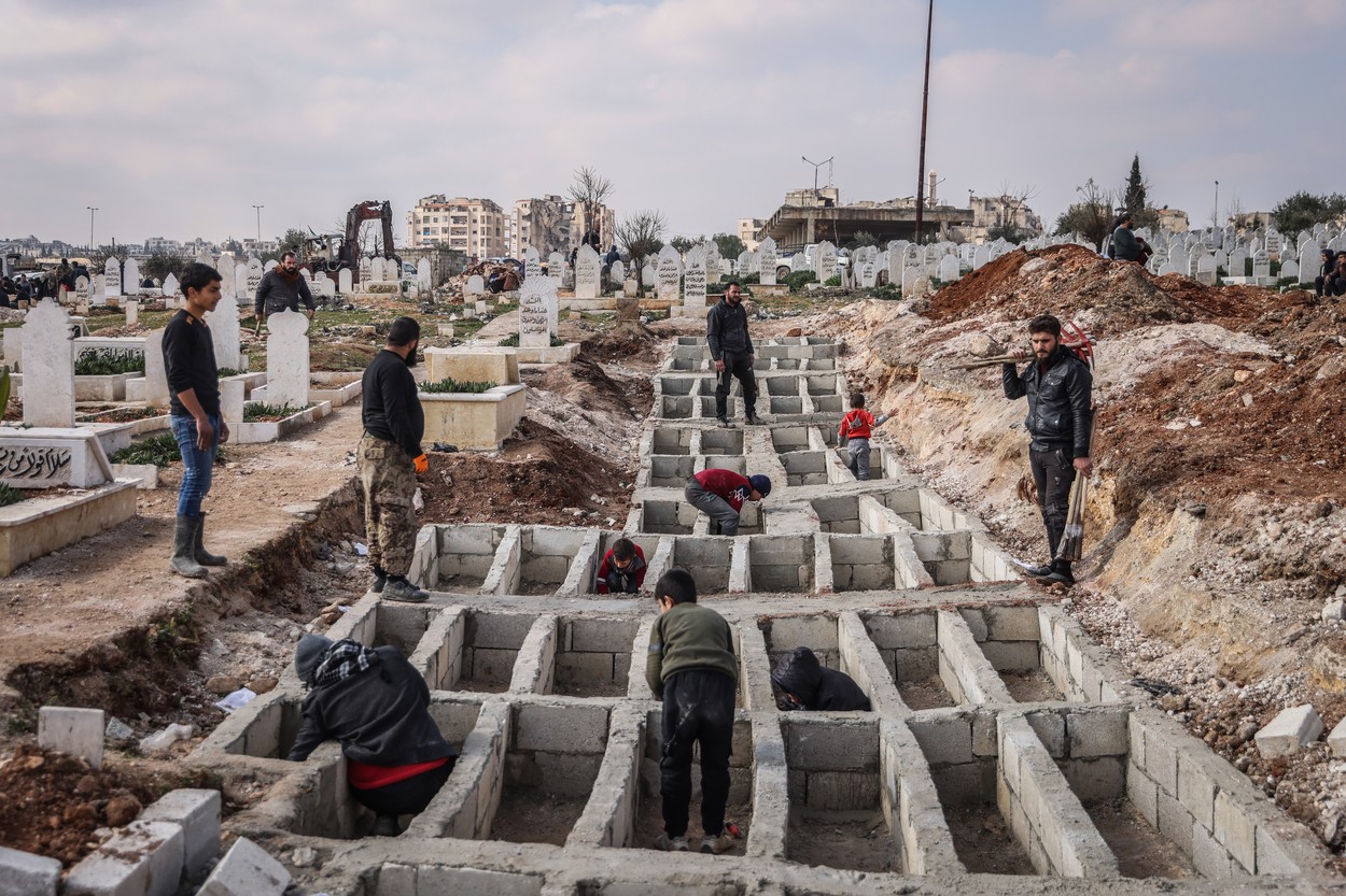 "Au trecut prin iad să-mi scoată băiatul. L-am îngropat lângă sora lui". În Idlib, Siria, e mult prea liniște: "Nici cort, nici ajutor"