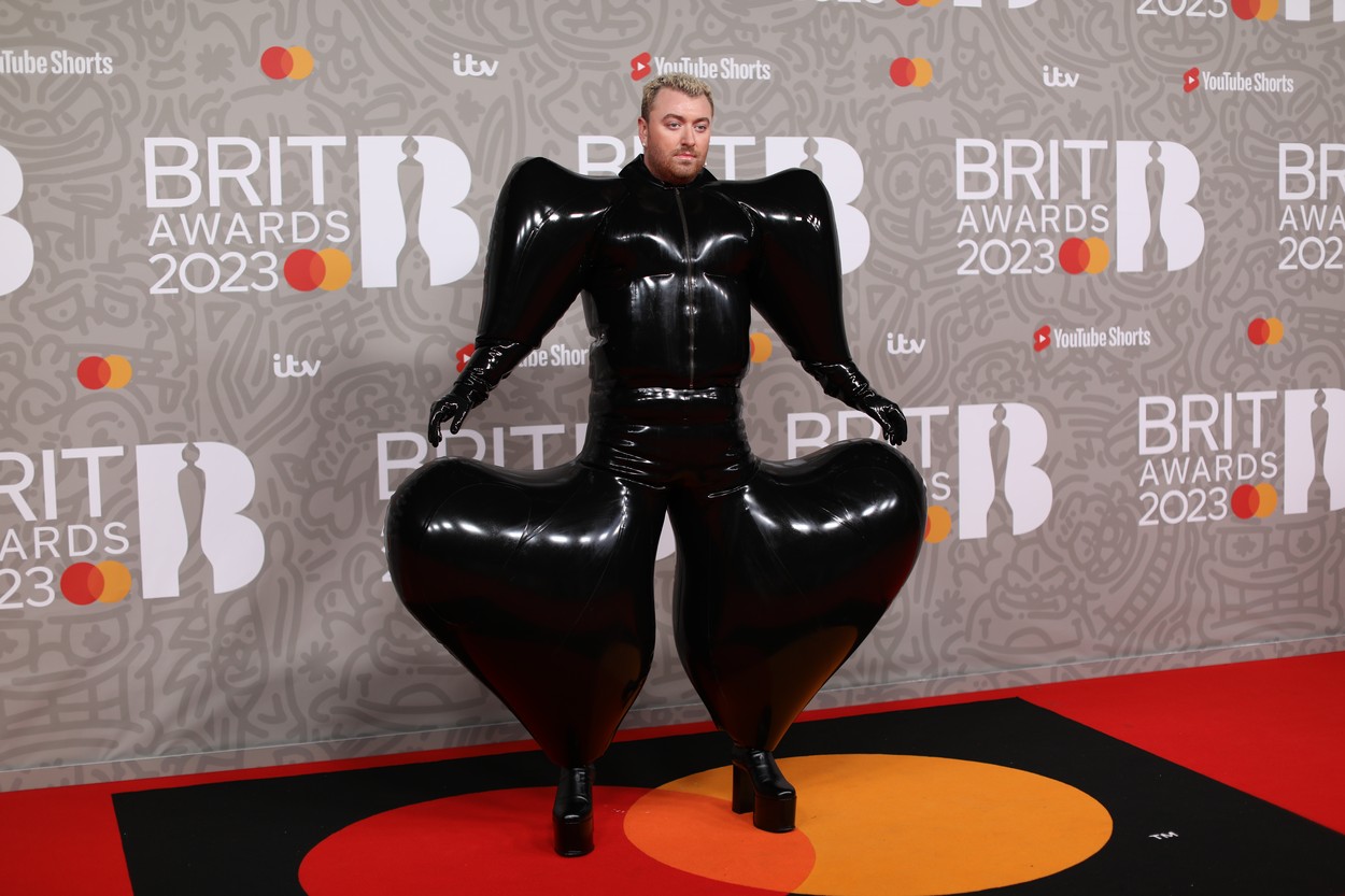 Cele mai excentrice ținute afișate la premiile Brit Music Awards 2023. Sam Smith a uimit pe toată lumea, Ashnikko a șocat