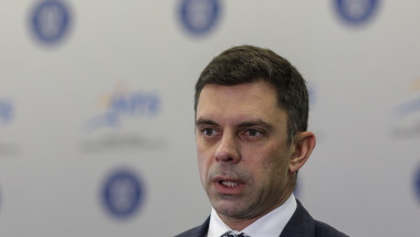 Eduard Novac, ministrul Sporturilor, susţine o conferinţă de presă.