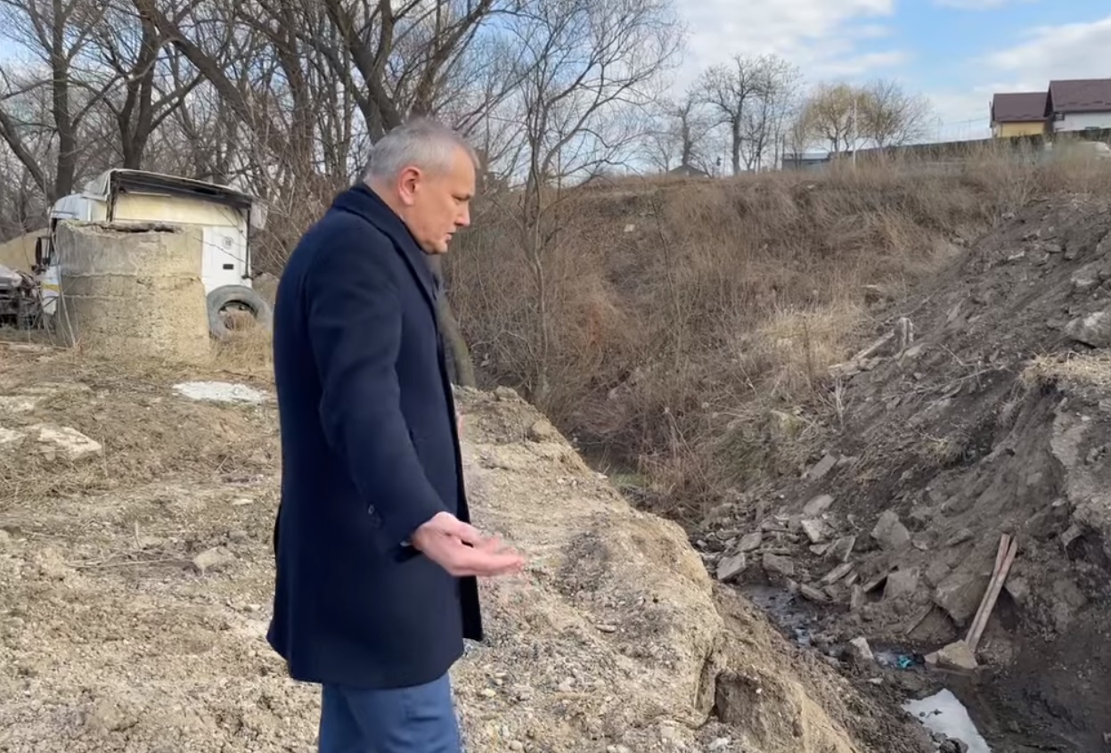 Un pod de beton din Suceava, pe care circulau mașini, a fost furat cu totul într-o singură noapte. ”Dacă se fura o oaie era o problemă”