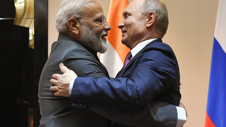 Modi îl îmbrățișează pe Putin