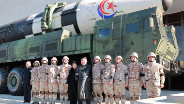Kim și fiica pozați împreună cu soldați în fața unei rachete intercontinentale
