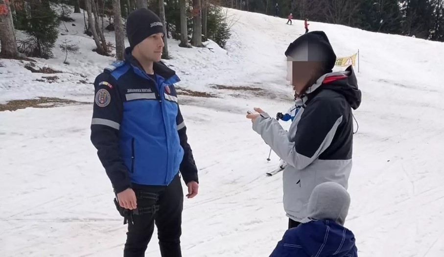 Copil de 5 ani rătăcit pe o pârtie din Predeal, găsit de jandarmii montani. „Era pierdut şi dezorientat”