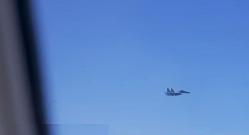 VIDEO „Nu te apropia sau îți asumi responsabilitatea”. Momentul când un avion al Marinei SUA este escortat de un avion chinez