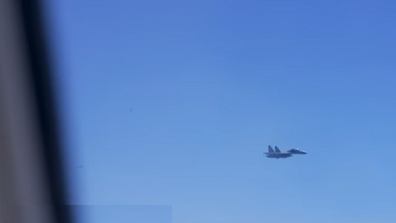 un avion al Marinei SUA este escortat de un avion chinez