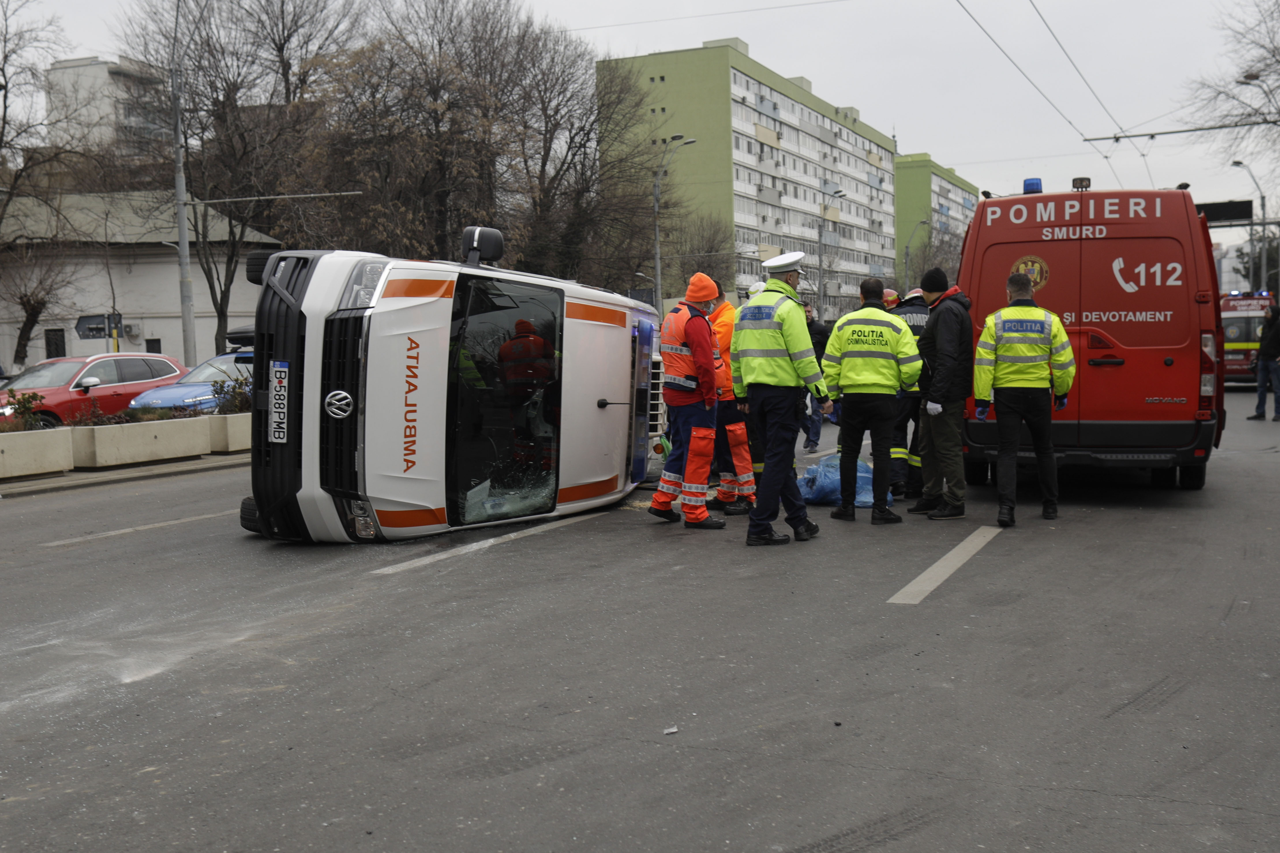 O tânără de 17 ani din București a fost implicată în 2 accidente în 2 zile. Era în ambulanța care s-a răsturnat