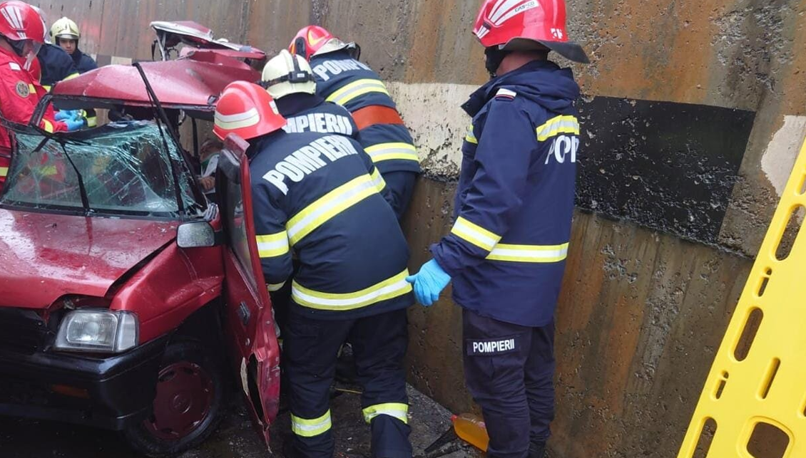 FOTO. Un bărbat a murit după ce mașina pe care o conducea a derapat și a fost lovită de un TIR care venea din sens opus