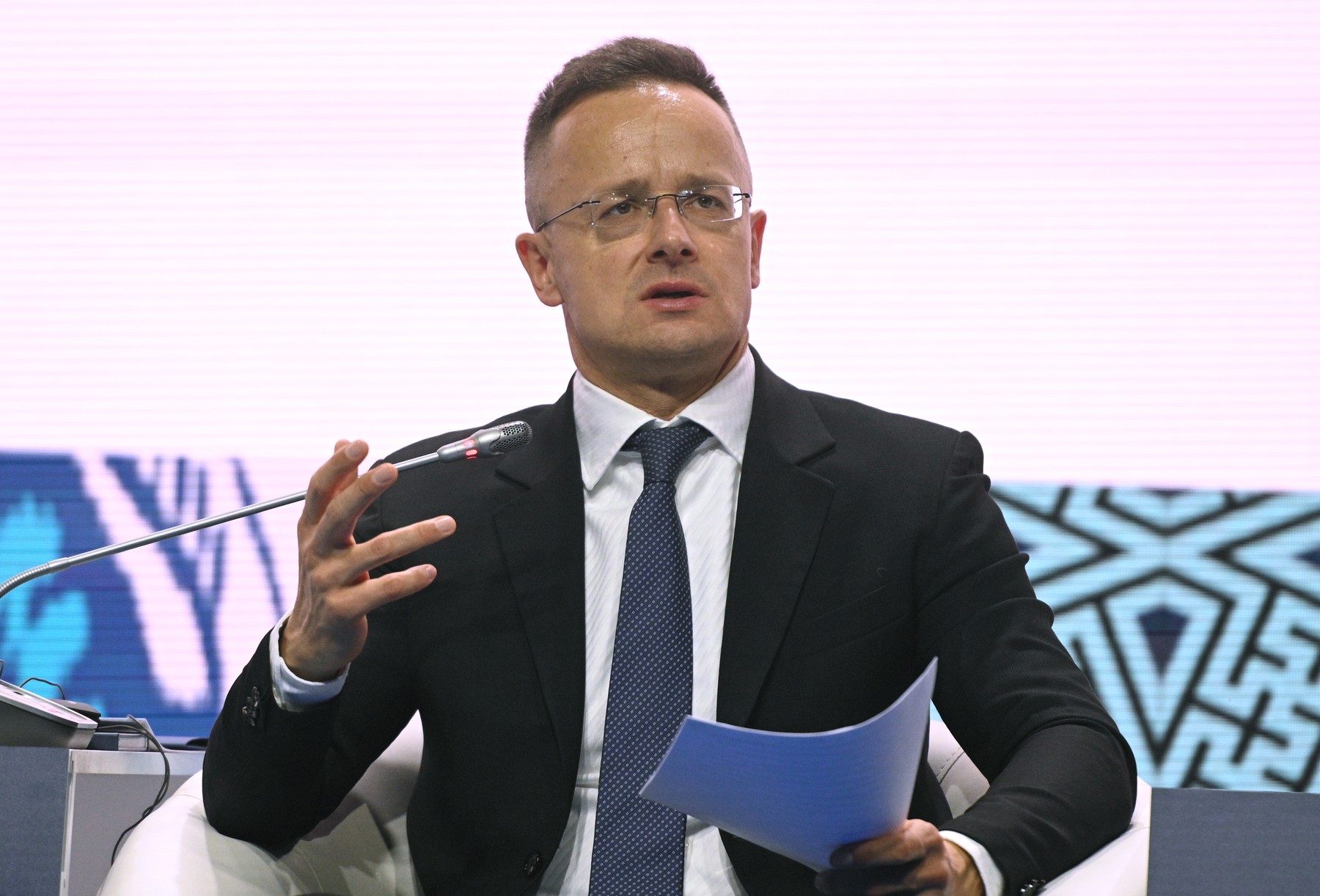Ministrul maghiar de externe insistă pentru negocieri de pace între Ucraina și Rusia. „Mor unguri în acest război"