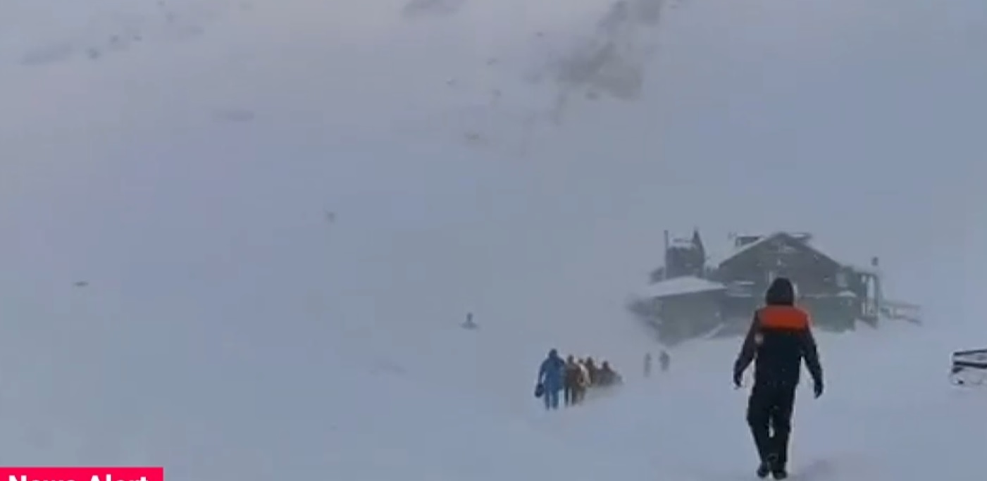 VIDEO Mai mulți turiști sunt blocați la Bâlea Lac. Transportul cu telecabina va fi reluat când vântul va fi mai puțin intens