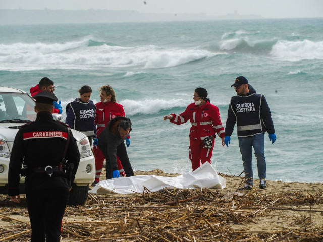 Un barcone carico di migranti si è “spezzato in due” al largo dell’Italia.  Almeno 58 persone, compreso un bambino, sono morte