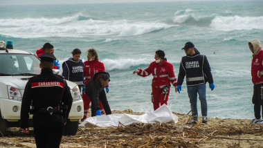 echipe salvare pe plaja unde a ajuns barca rupta dupa naufragiu