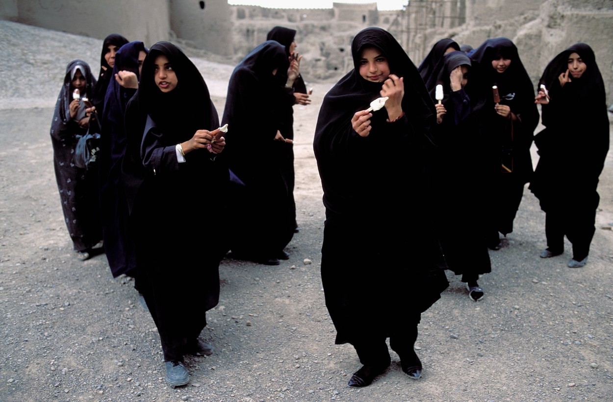 Sute de eleve, otrăvite în Iran în încercarea de a determina închiderea şcolilor de fete