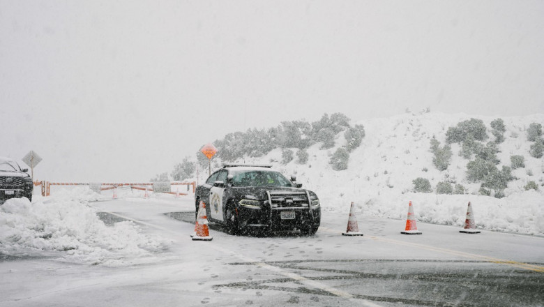 O maşină de poliţie pe o autostradă înzăpezită din california pe 25 februarie 2023.