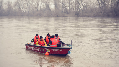 pompieri in barca la inundatii