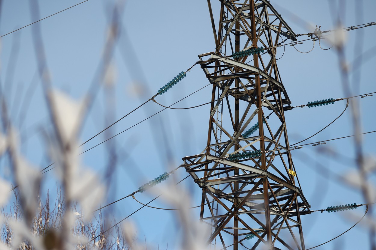 Ninsorile şi vântul au lăsat aproape 20.000 de gospodării din Alba fără energie electrică