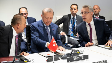 Ministrul turc de externe Mevlut Cavusoglu, preşedintele turc Recep Tayyip Erdogan şi secretarul general NATO Jens Stoltenberg discută în timpul summitului NATO din Madrid, pe 28 iunie 2022.