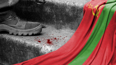 Bocanc și urme de sânge lângă un steag al Transnistriei, imagine ilustrativă
