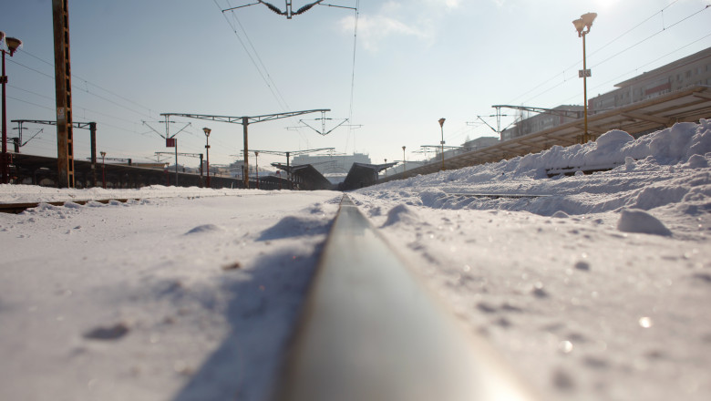 O şină de tren se vede la intrarea în Gara de Nord din Bucureşti pe fundal de zăpadă pe 5 ianuarie 2016.