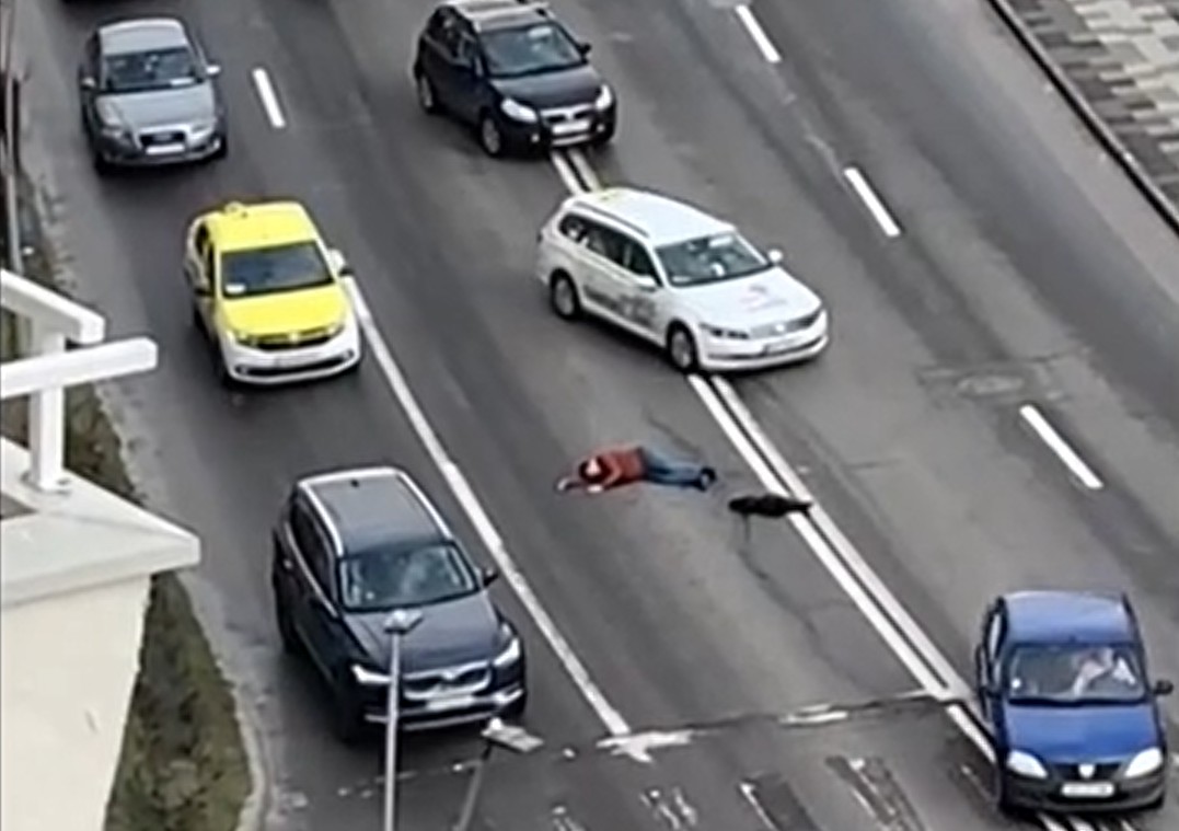 Un bărbat a căzut în mijlocul unui bulevard din Alba Iulia și șoferii au încetinit și l-au ocolit