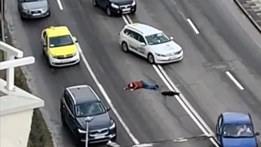 barbat cazut pe strada ocolit de masini