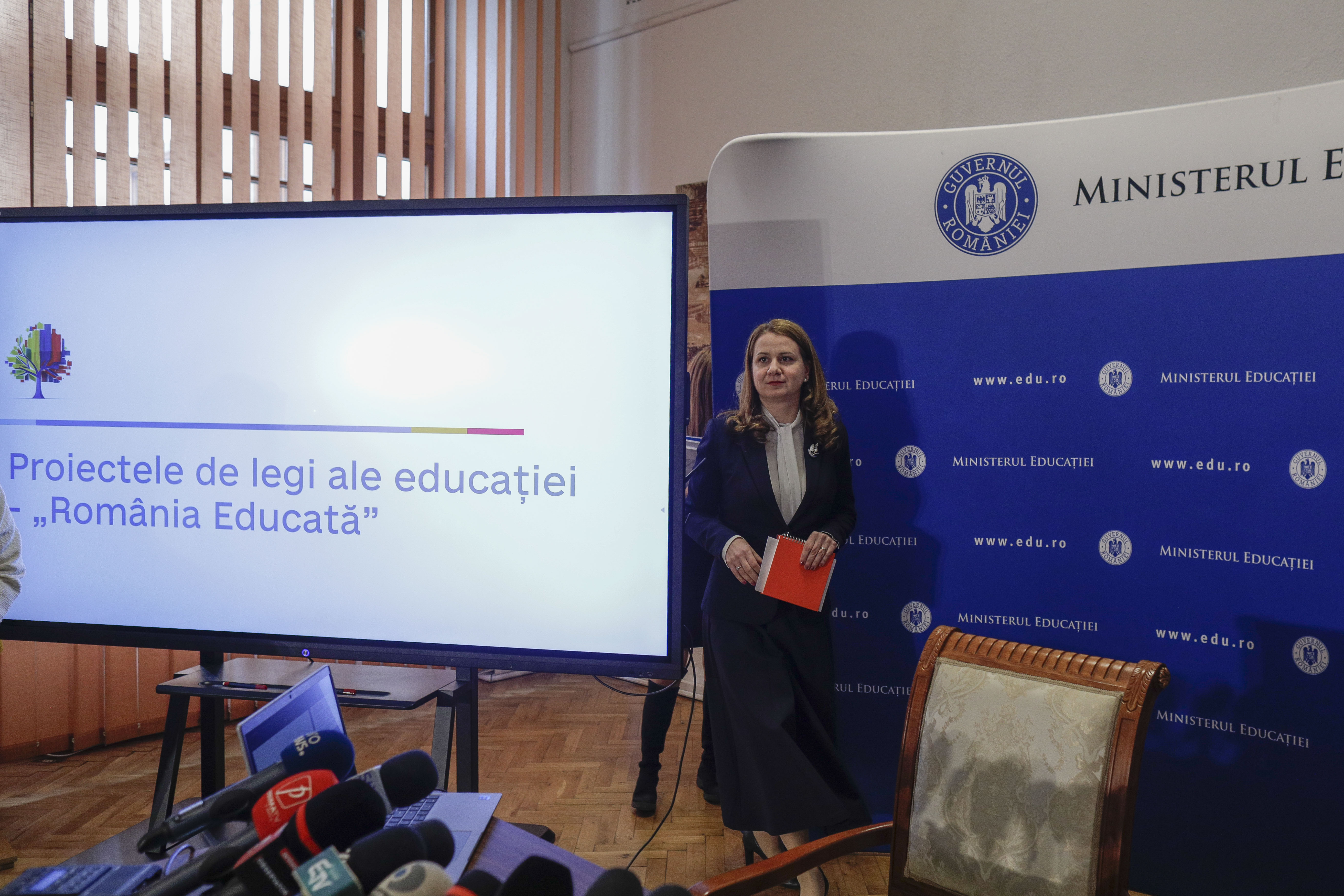 Ministrul Educaţiei: Salarizarea profesorilor va fi progresivă şi are la bază salariul mediu brut pe economie