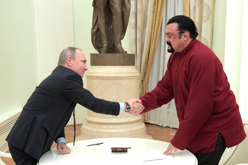 Putin i-a acordat Ordinul Prieteniei actorului american Steven Seagal