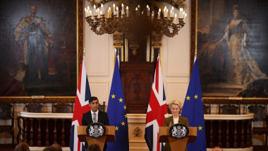 Rishi Sunak și Ursula von der Leyen la pupitre cu steagurile Marii Britanii și Uniunii Europene în spate