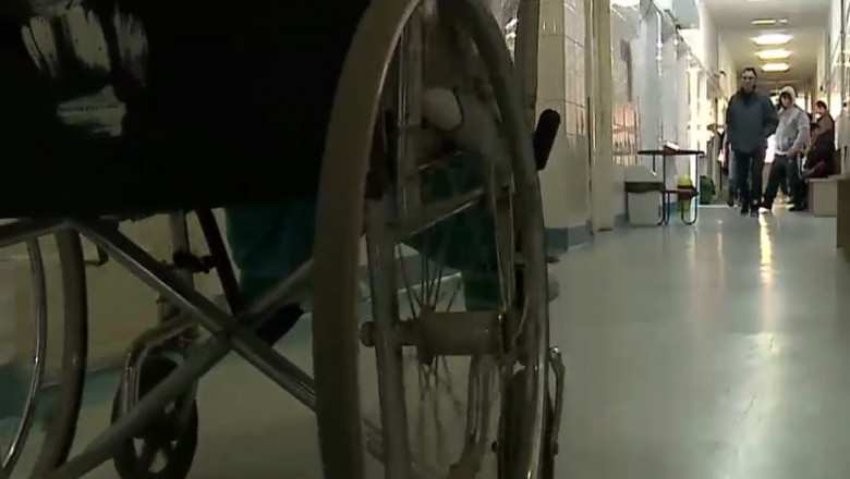 scaun cu rotile pe holul unui spital