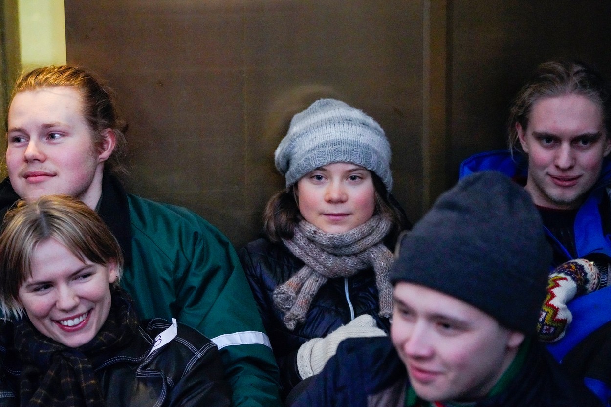 Greta Thunberg și un grup de activiști blochează intrările în clădirea ministerului norvegian al energiei