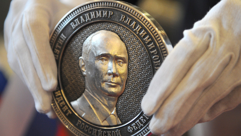 Medalie aniversară din argint, cu chipul lui Vladimir Putin, bătută la Moscova după anexarea ilegală a peninsulei Crimeea, în 2014