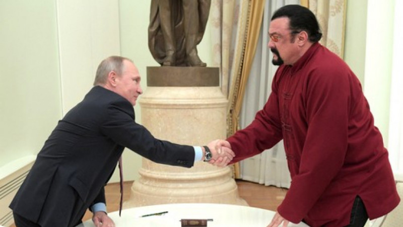 Putin i-a acordat Ordinul Prieteniei actorului american Steven Seagal. Foto Profimedia