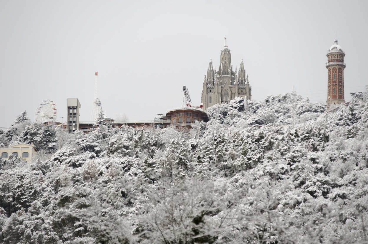 30 de regiuni din Spania sunt sub alertă de ninsori abundente. Imagini cu Barcelona acoperită de zăpadă
