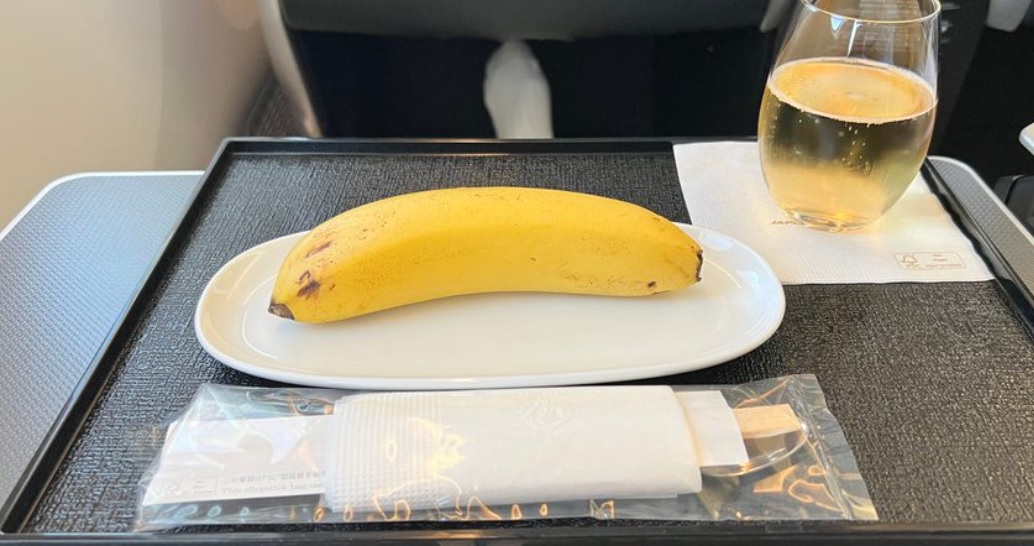 Un pasager care zbura la clasa business a cerut un meniu vegan și a primit o banană și bețișoare chinezești. „Este puțin jignitor”