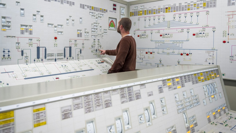 Un bărbat verifica panourile de comandă ale centralei nucleare de la Borssele, Țările de Jos, pe 8 decembrie 2021.