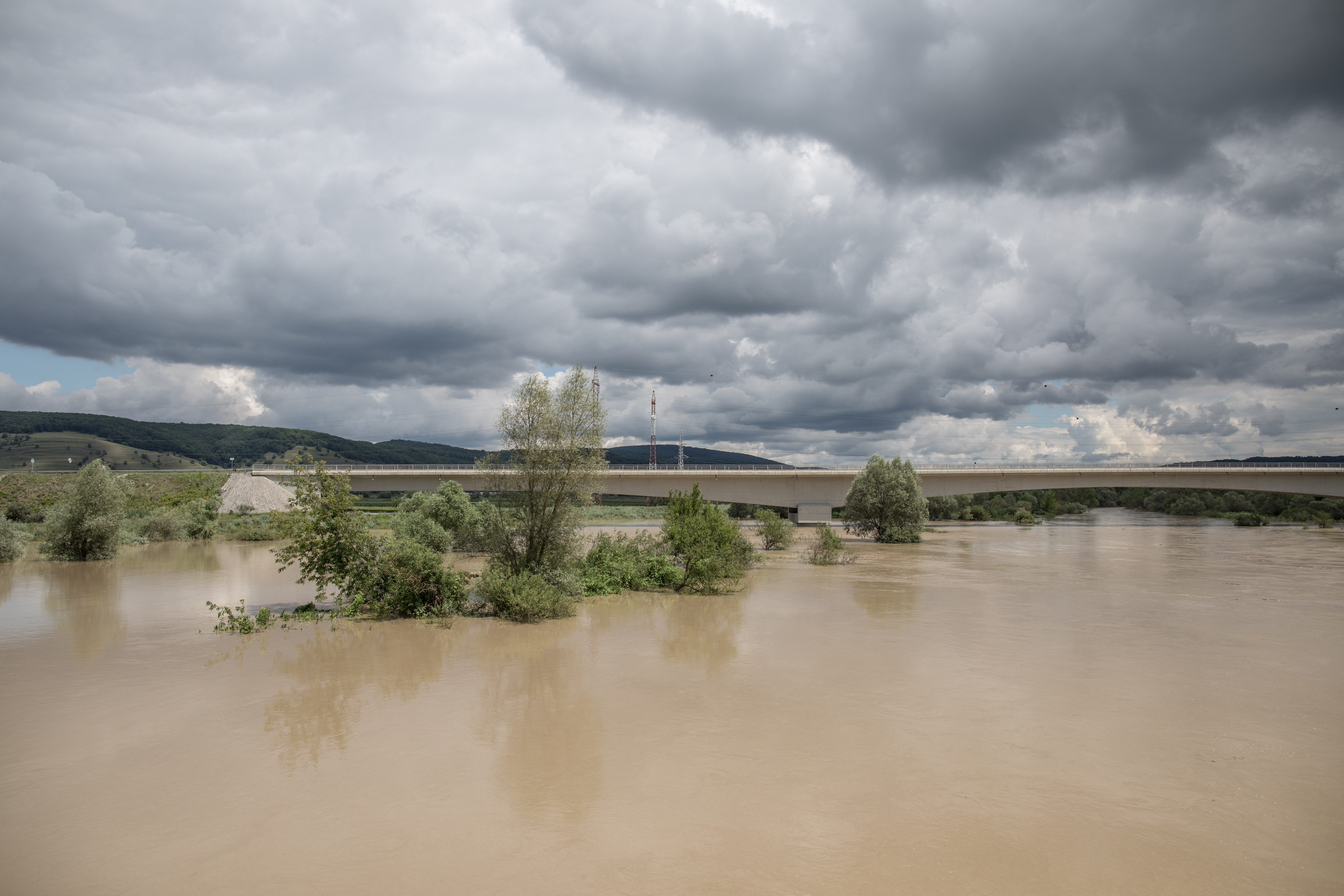 Cod portocaliu de inundații pe râuri din vestul țării, până luni la prânz